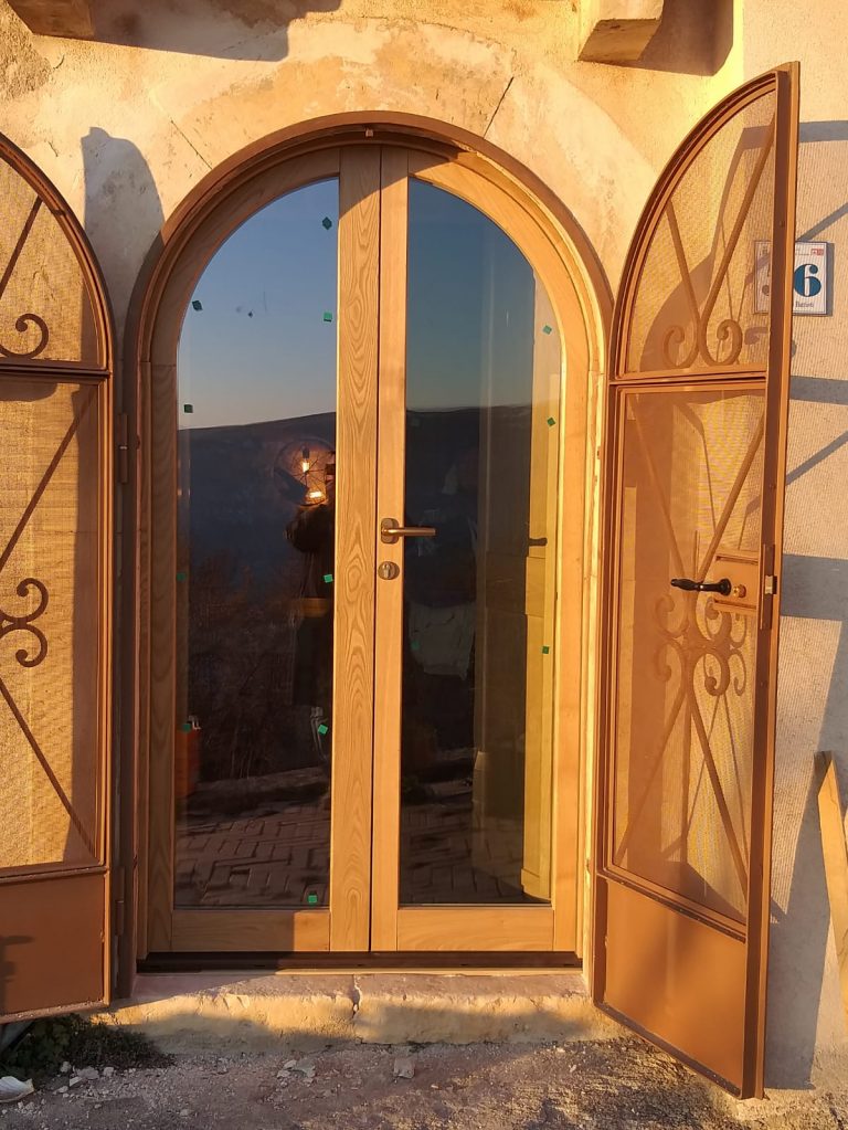 Portafinestra con arco, legno massello castagno, colore naturale